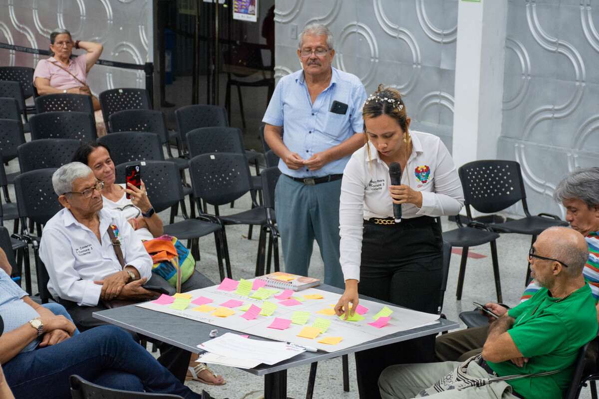 Funcionaria de la alcaldía expone sus ideas y notas durante el tercer grupo focal organizado por la Universidad Piloto de Colombia, analizando el futuro de la Plaza de Mercado en Girardot.