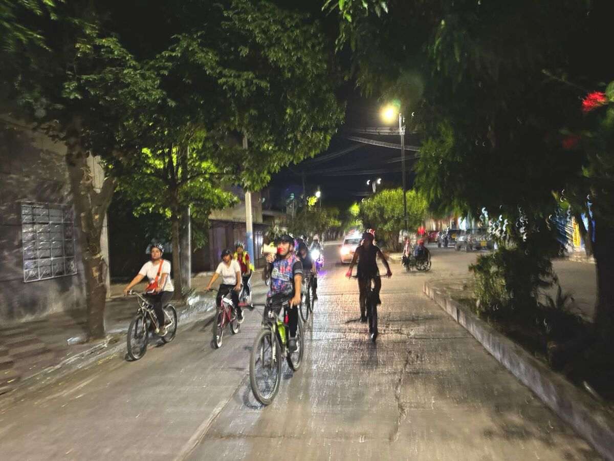 Participantes del Ciclo Paseo Patrimonial recorriendo las calles de Girardot, promovido por la Universidad Piloto de Colombia