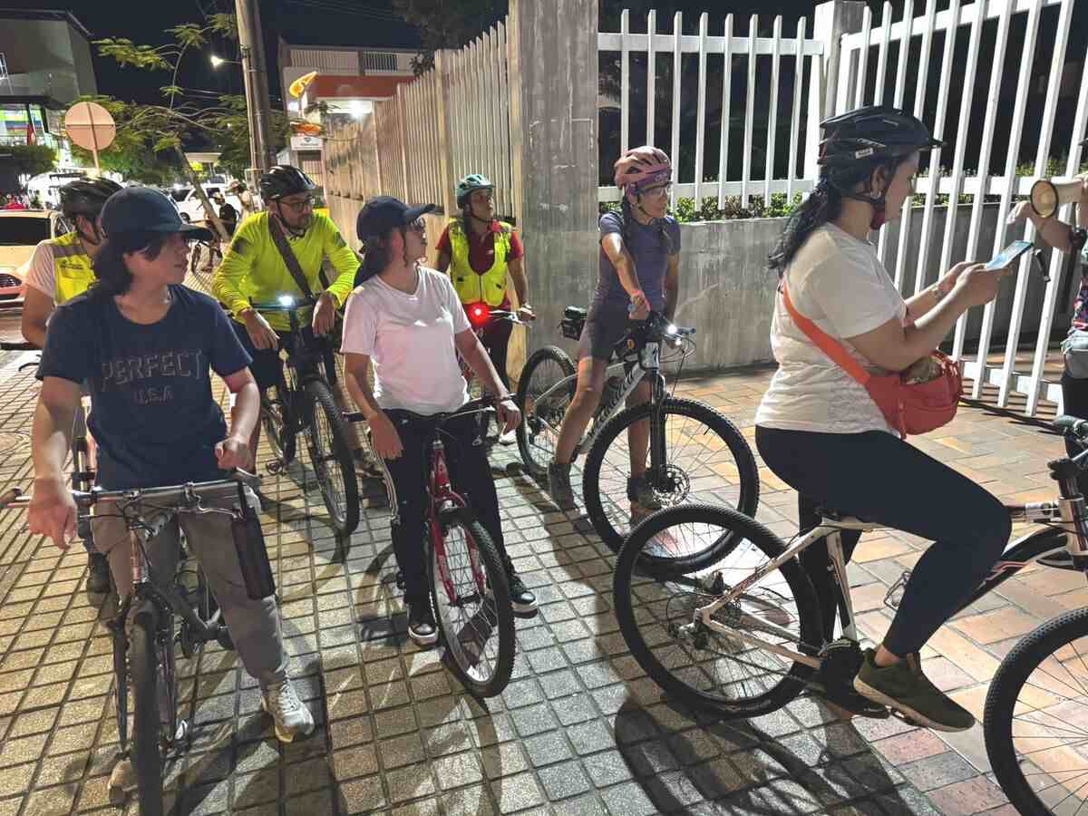 Grupo de participantes del Ciclo Paseo Patrimonial frente a la emblemática Iglesia del Centro en Girardot, como parte del recorrido histórico.