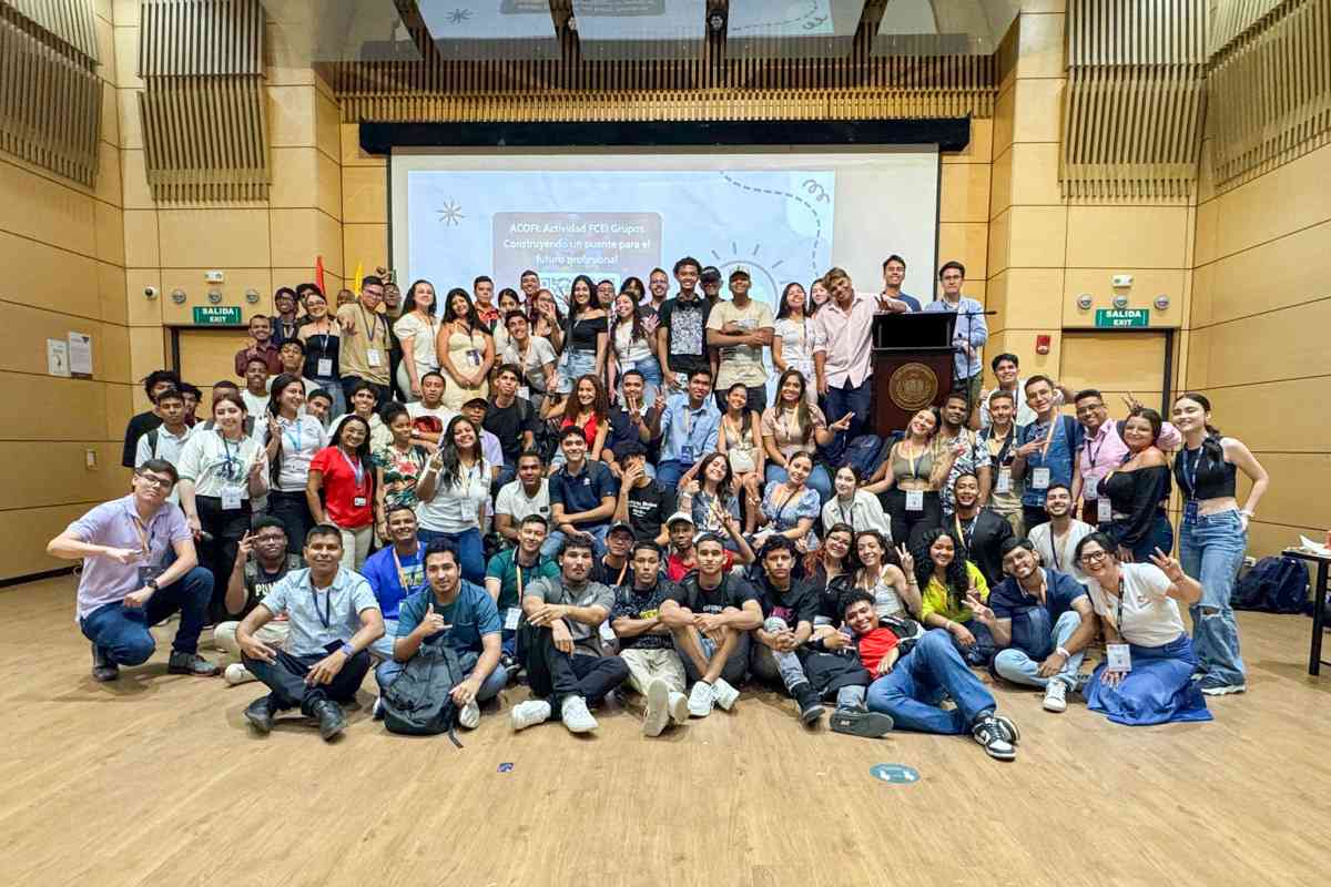 Una foto grupal con decenas de estudiantes, todos sonrientes y alegres durante el el Encuentro Internacional de Educación en Ingeniería ACOFI 2024 llevado a cabo en Cartagena de Indias.