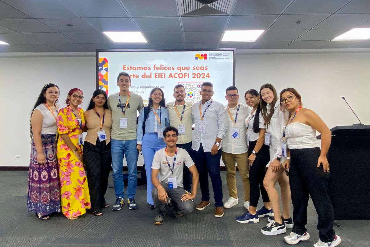 El grupo delegado de la UniPiloto, conformado por estudiantes y docente, en el Encuentro Internacional de Educación en Ingeniería ACOFI 2024 llevado a cabo en Cartagena de Indias.