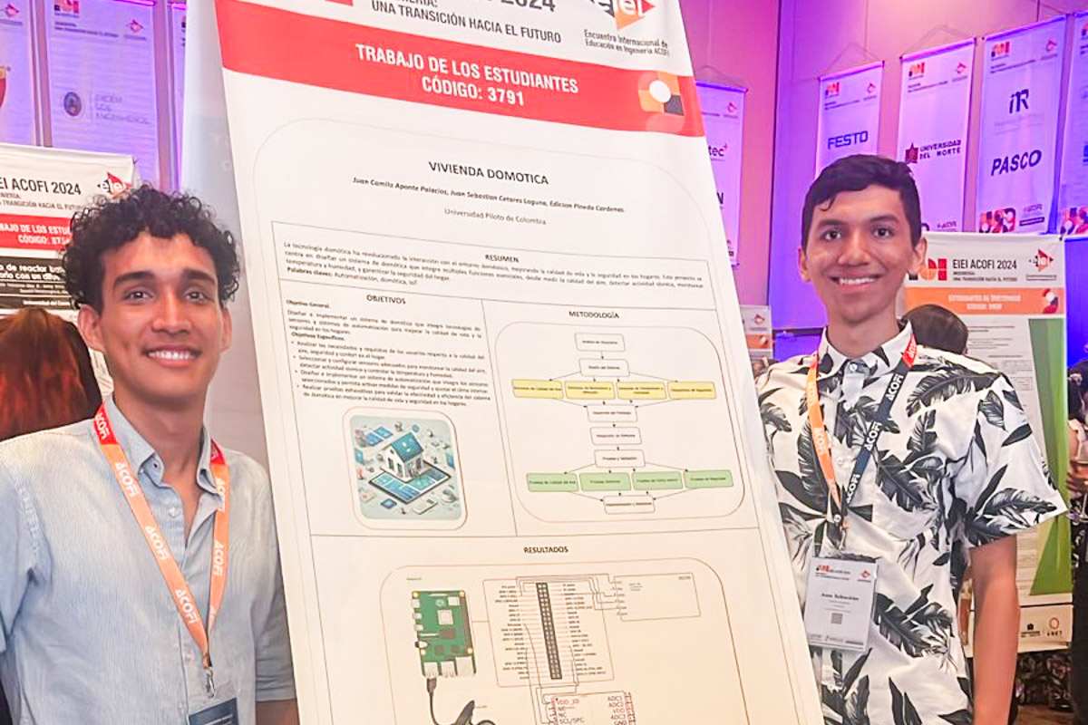 Juan Diego Poveda posando junto a un poster de investigación durante el Encuentro Internacional de Educación en Ingeniería ACOFI 2024 llevado a cabo en Cartagena de Indias.