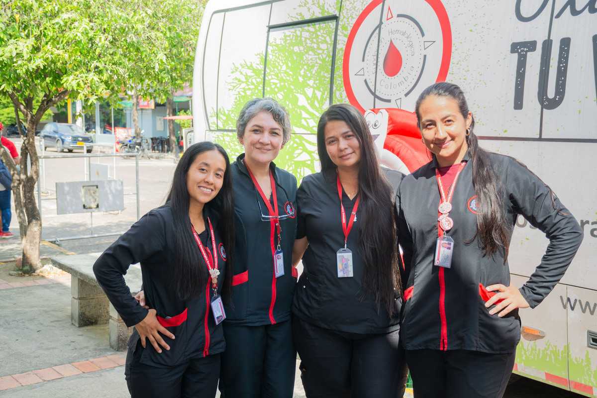 Equipo de mujeres de la Fundación Hematológica Colombiana posa frente al consultorio móvil, durante la jornada de donación de sangre en la Semana de la Salud de la Universidad Piloto de Colombia, Girardot.