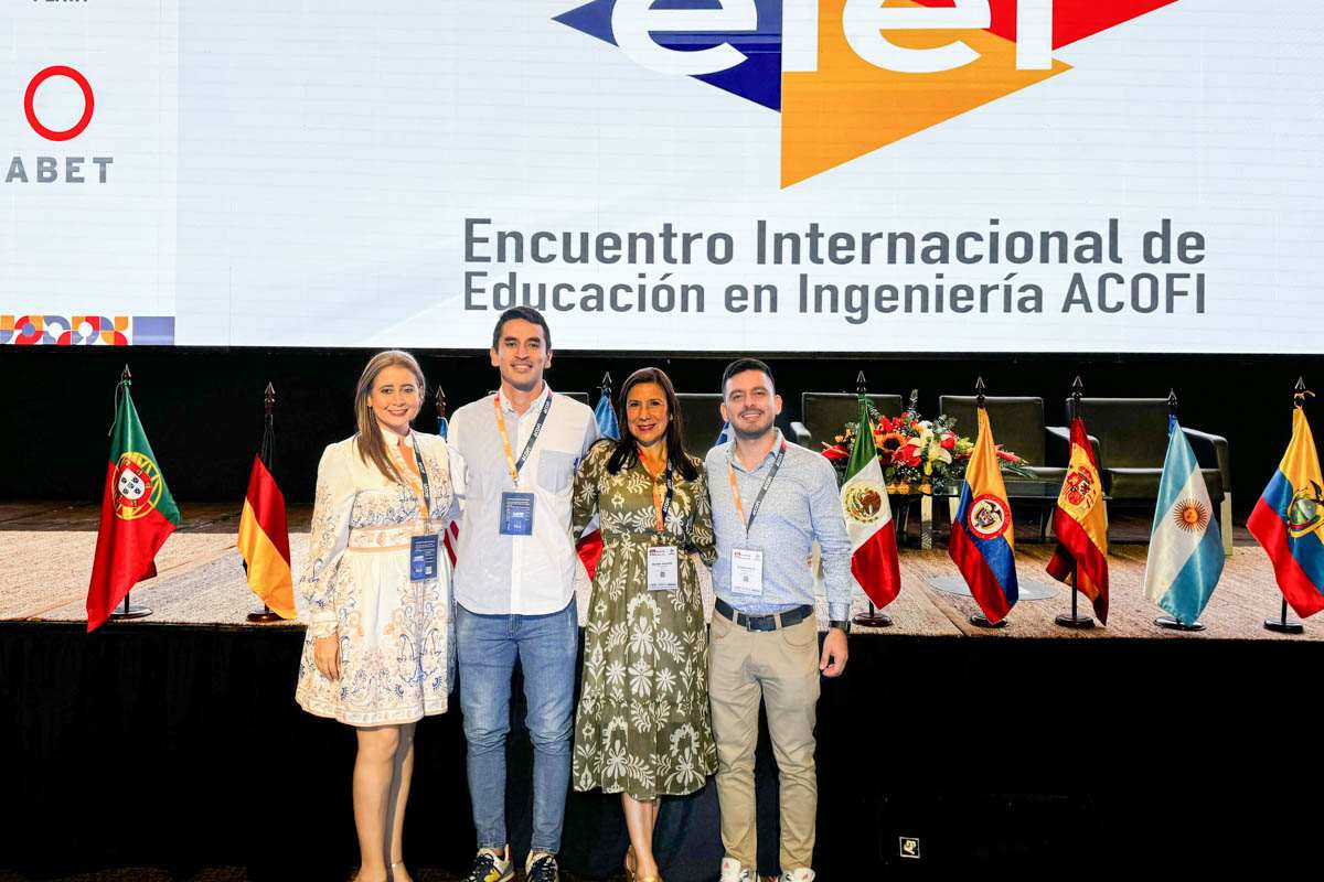 Los directivos y docentes de la Universidad Piloto de Colombia posando en grupo frente al estrado del auditorio principal durante el Encuentro Internacional de Educación en Ingeniería 2024. En la fotografía se observan de izquierda a derecha: La directora académica, Lorena Judith Échavez; el director del programa de Ingeniería Civil, Oscar Daniel Guifo R.; la directora de la Facultad de Ingenierías, Myriam Jeannette Bermúdez R.; Y el docente de la Especialización en Diseño y Construcción de Vías, Cristhian David Guzman H.