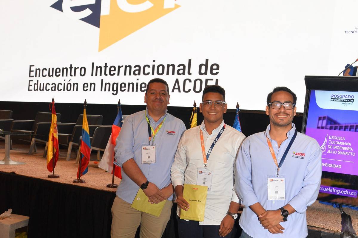 Cristian Liñán Rodríguez, estudiante del programa de Ingeniería Civil de la Universidad Piloto de Colombia, recibiendo su reconocimiento por haber ocupado el primer puesto en la categoría de Proyectos de Sustentación, durante el Encuentro Internacional de Educación en Ingeniería 2024, llevado a cabo en Cartagena de Indias, Colombia.