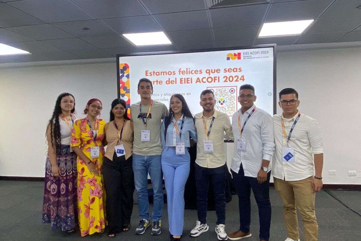 Estudiantes y docentes de la Universidad Piloto de Colombia posando en grupo durante el Encuentro Internacional de Educación en Ingeniería 2024, llevado a cabo en Cartagena de Indias, Colombia.