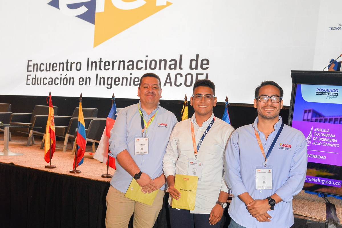 Cristian Liñán Rodríguez, estudiante del programa de Ingeniería Civil de la Universidad Piloto de Colombia, recibiendo su reconocimiento por haber ocupado el primer puesto en la categoría de Proyectos de Sustentación, durante el Encuentro Internacional de Educación en Ingeniería 2024, llevado a cabo en Cartagena de Indias, Colombia.