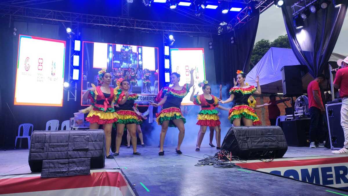 Estudiantes del grupo de danzas de la Universidad Piloto de Colombia, realizan una vibrante presentación de Puya en el escenario durante el evento Vive Magdalena 2024 en Girardot.