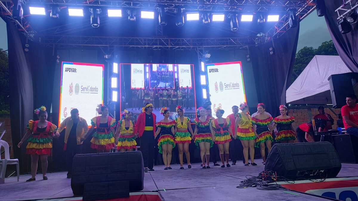 Estudiantes del grupo de danzas de la Universidad Piloto de Colombia, realizan una vibrante presentación de Puya en el escenario durante el evento Vive Magdalena 2024 en Girardot.