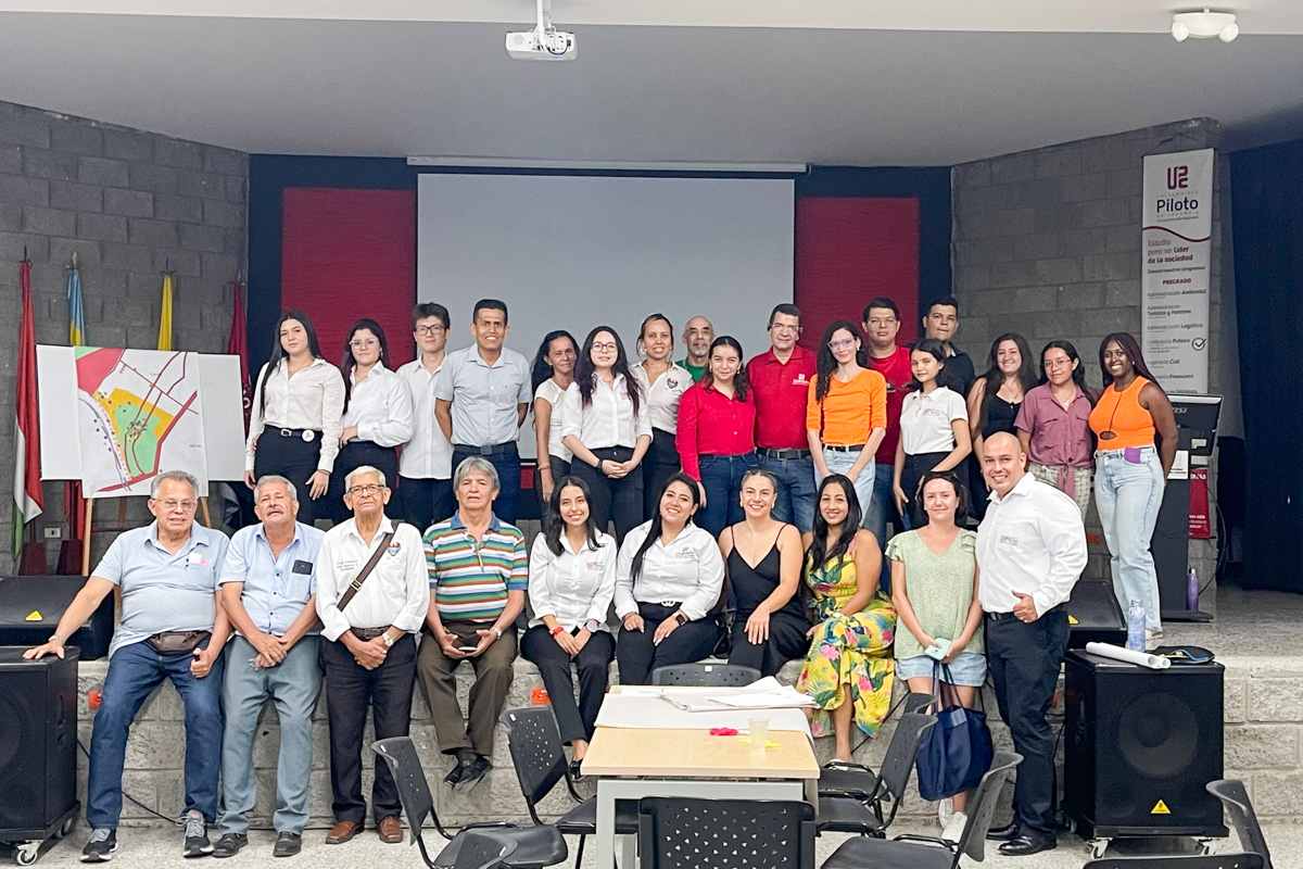 Una fotografía grupal de los asistentes al tercer grupo focal de la plaza de mercado leopoldo rother de Girardot. Evento llevado a cabo en la Universidad Piloto de Colombia, en Girardot.