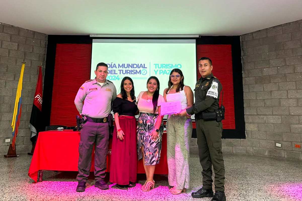 El equipo organizador de la ceremonia de certificación de Guardianes del Turismo. Evento organizado por la Policía de Turismo y la Universidad Piloto de Colombia, Seccional del Alto Magdalena, en Girardot.