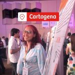 Una muy bella estudiante de la Universidad Piloto de Colombia junto a su poster, durante las actividades del Encuentro Internacional de Educación en Ingeniería 2024, llevado a cabo en Cartagena de Indias, Colombia.