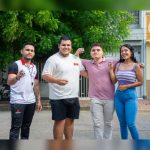 Estudiantes posando ante la cámara durante la jornada de juegos tradicionales en la Semana Universitaria 2024 llevada a cabo en la Universidad Piloto de Colombia, Seccional del Alto Magdalena, en Girardot.