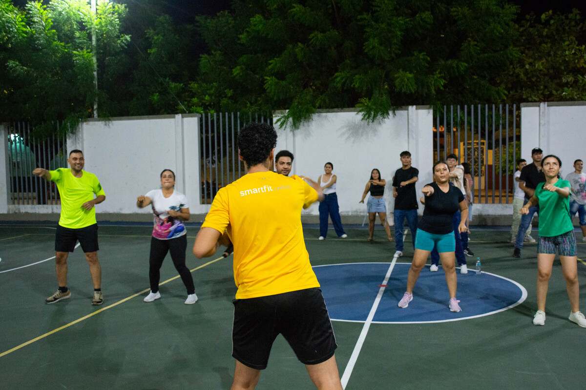 Participantes disfrutan de una clase de Rumba Aeróbica a cargo de Smart Fit durante la Semana de la Salud en la Universidad Piloto de Colombia, Girardot.