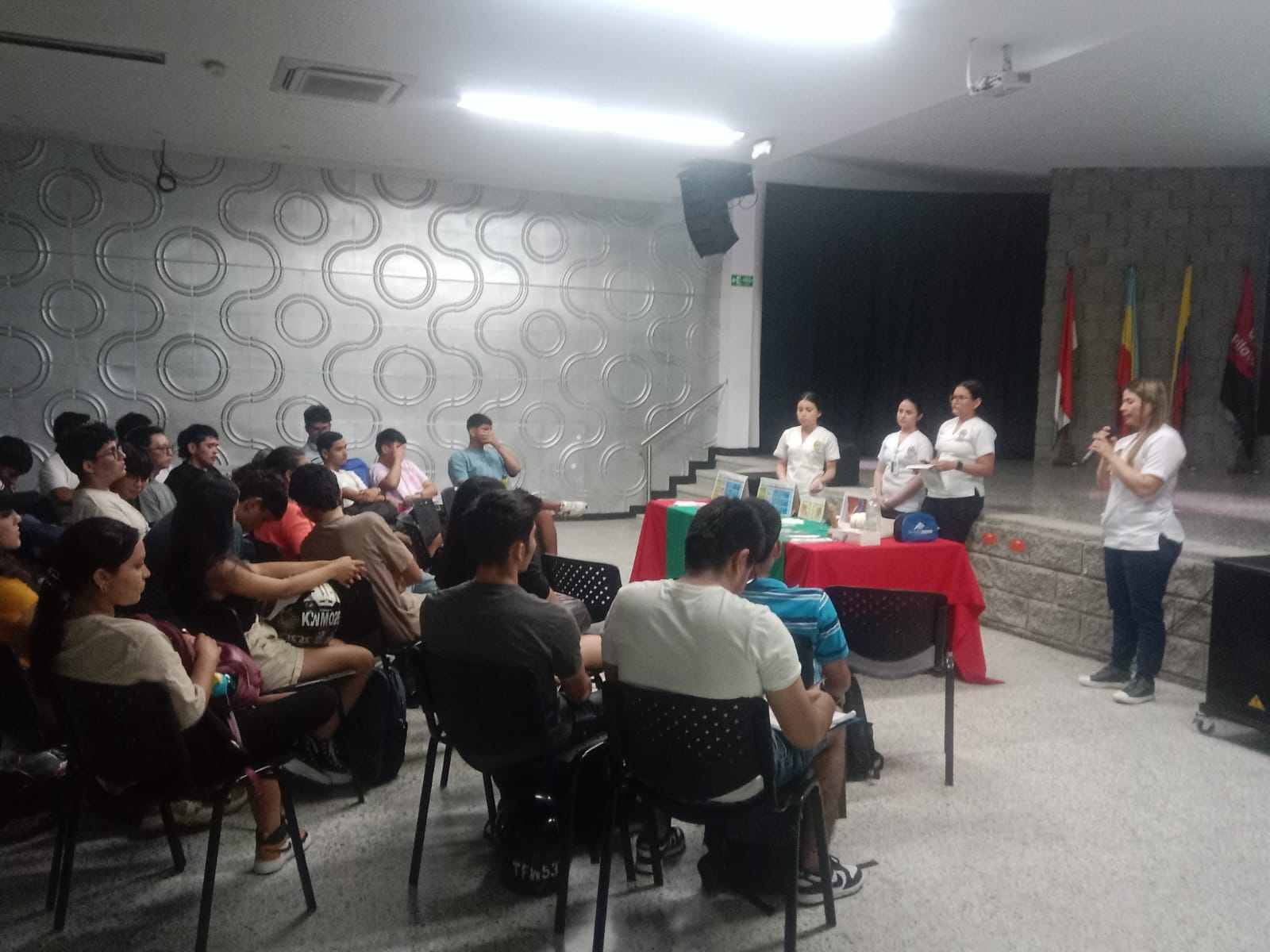 Participantes en diversas charlas informativas sobre salud y bienestar durante la Semana de la Salud en la Universidad Piloto de Colombia, Girardot.