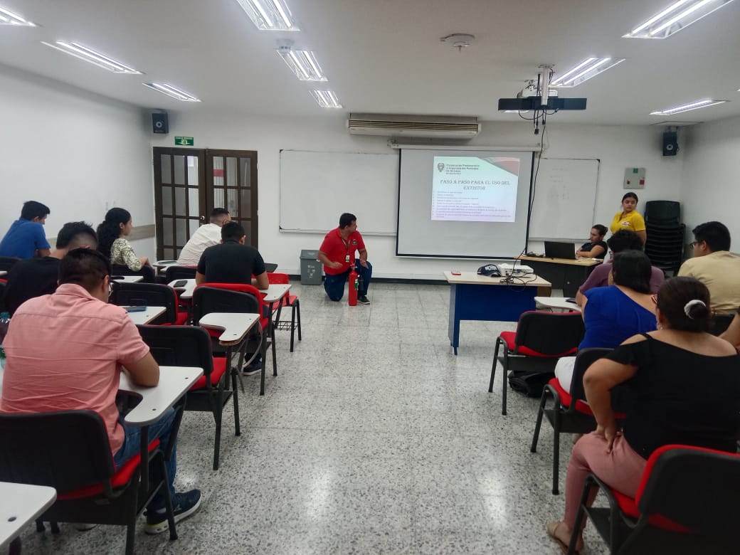 Participantes en diversas charlas informativas sobre salud y bienestar durante la Semana de la Salud en la Universidad Piloto de Colombia, Girardot.