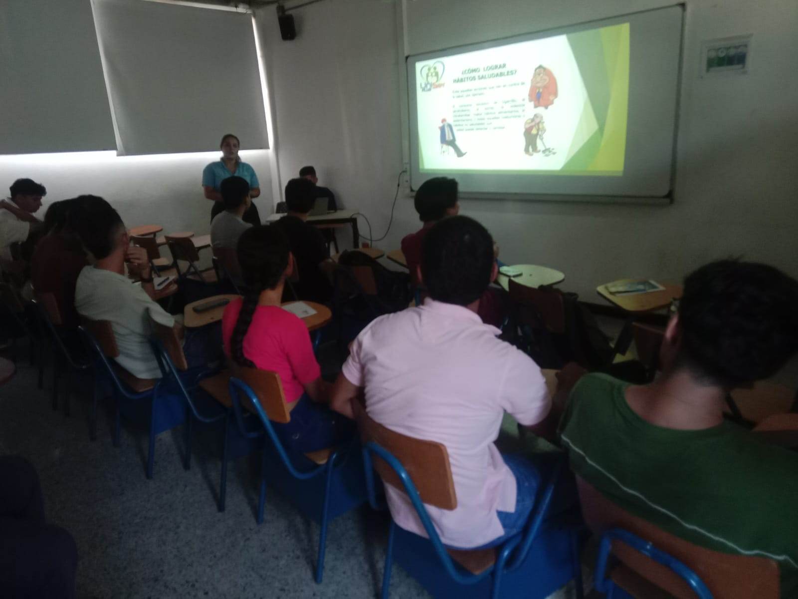 Participantes en diversas charlas informativas sobre salud y bienestar durante la Semana de la Salud en la Universidad Piloto de Colombia, Girardot.