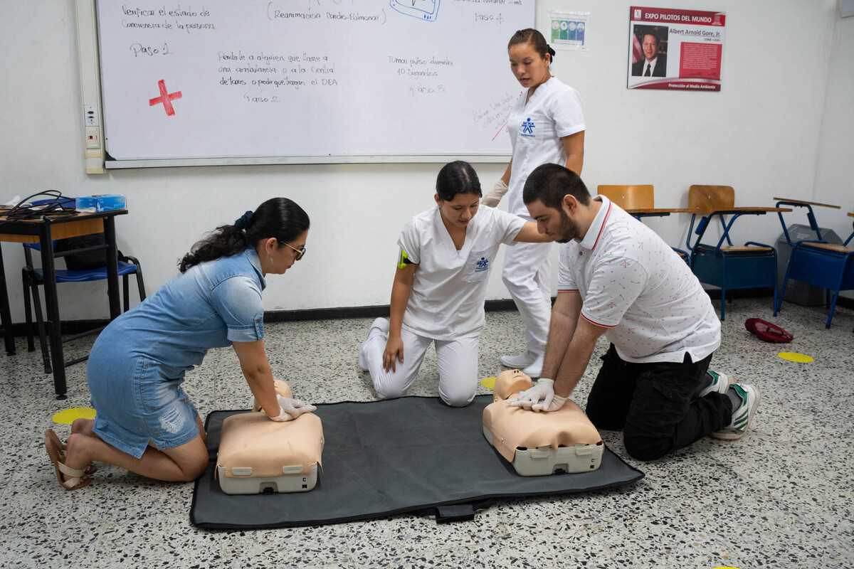 Charla sobre primeros auxilios y emergencias dirigida por el SENA durante la Semana de la Salud 2024 en la Universidad Piloto de Colombia, Girardot, con la participación activa de estudiantes y docentes.