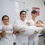 Charla sobre primeros auxilios y emergencias dirigida por el SENA durante la Semana de la Salud 2024 en la Universidad Piloto de Colombia, Girardot, con la participación activa de estudiantes y docentes.