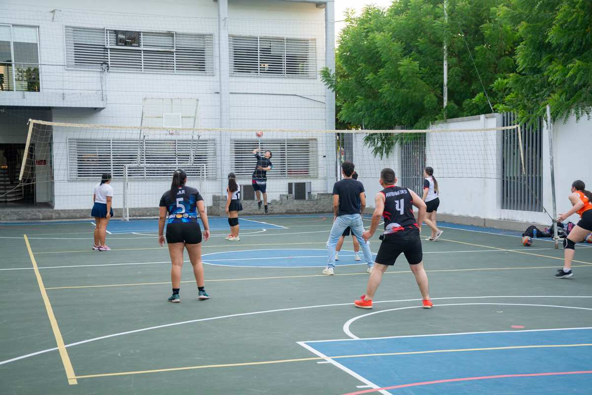 Estudiantes de la Universidad Piloto de Colombia, Girardot, participando en un dinámico partido de voleibol como parte de las actividades de la Semana de la Salud 2024.