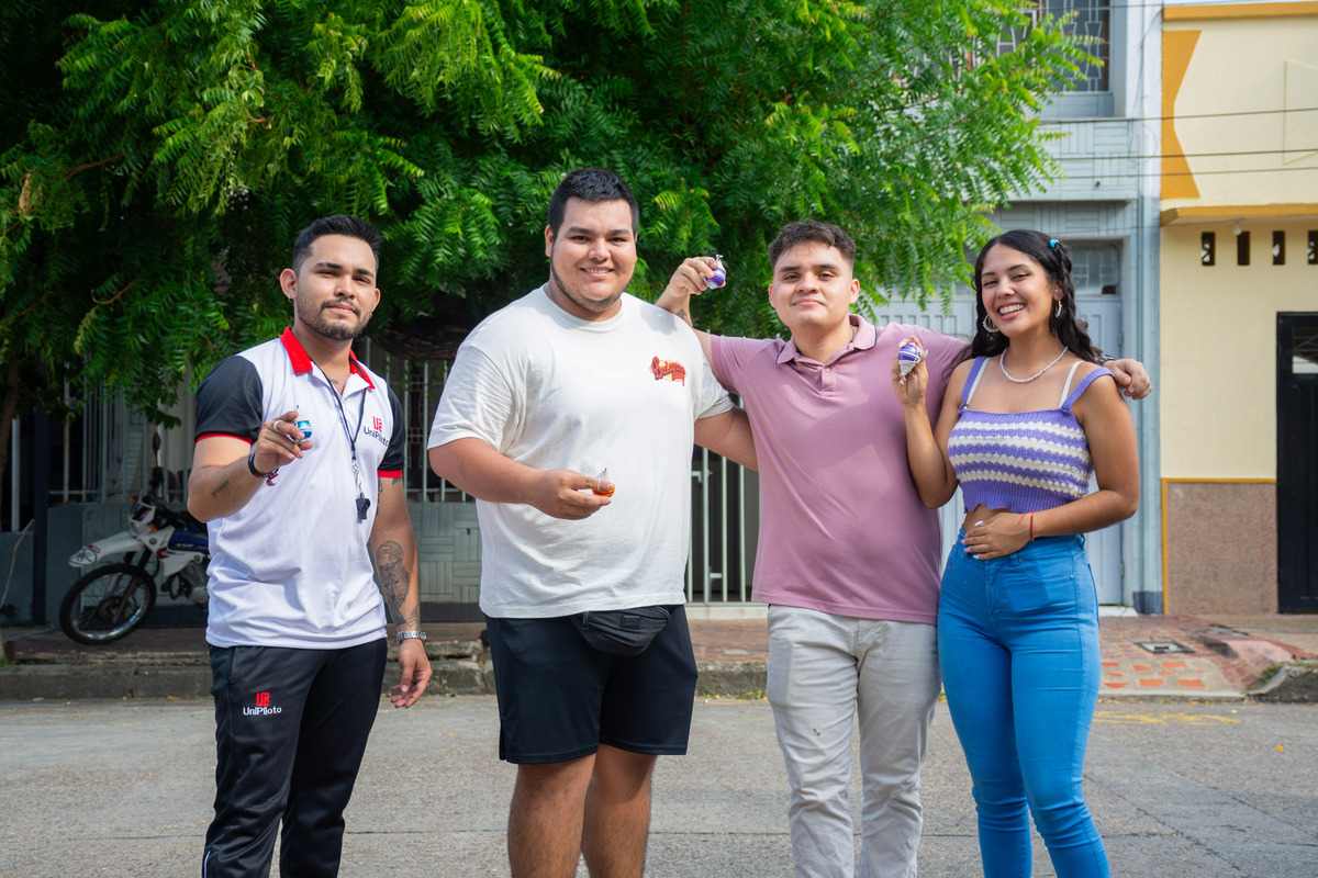 Estudiantes posando ante la cámara durante la jornada de juegos tradicionales en la Semana Universitaria 2024 llevada a cabo en la Universidad Piloto de Colombia, Seccional del Alto Magdalena, en Girardot.