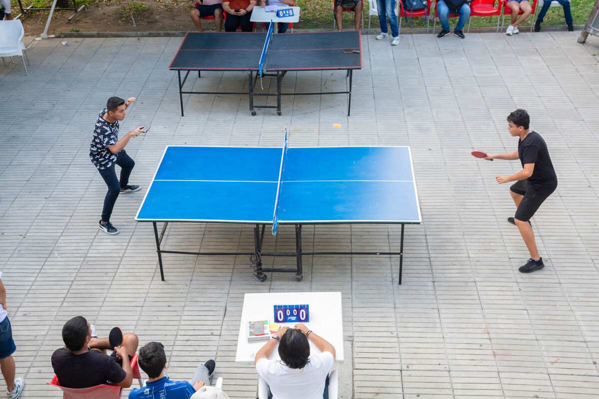 Estudiantes participando en el torneo de Ping Pong llevado a cabo en la Semana Universitaria 2024 llevada a cabo en la Universidad Piloto de Colombia, Seccional del Alto Magdalena, en Girardot.