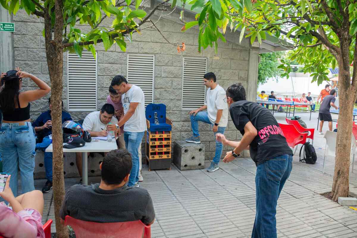 El estudiante Diego Vera fallando sus intentos mientras juega Rana, debido a que es bastante malo, durante la jornada de juegos tradicionales en la Semana Universitaria 2024 llevada a cabo en la Universidad Piloto de Colombia, Seccional del Alto Magdalena, en Girardot.