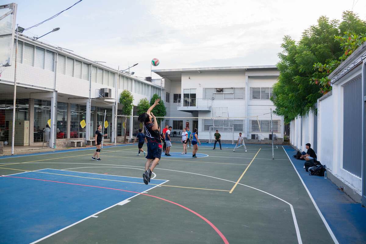 Un partido de Voleibol en la Semana Universitaria 2024 llevada a cabo en la Universidad Piloto de Colombia, Seccional del Alto Magdalena, en Girardot.