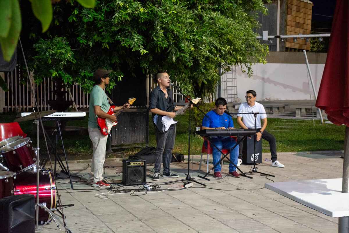 Una banda tocando música en vivo en la zona de áreas libres durante la Semana Universitaria 2024 llevada a cabo en la Universidad Piloto de Colombia, Seccional del Alto Magdalena, en Girardot.