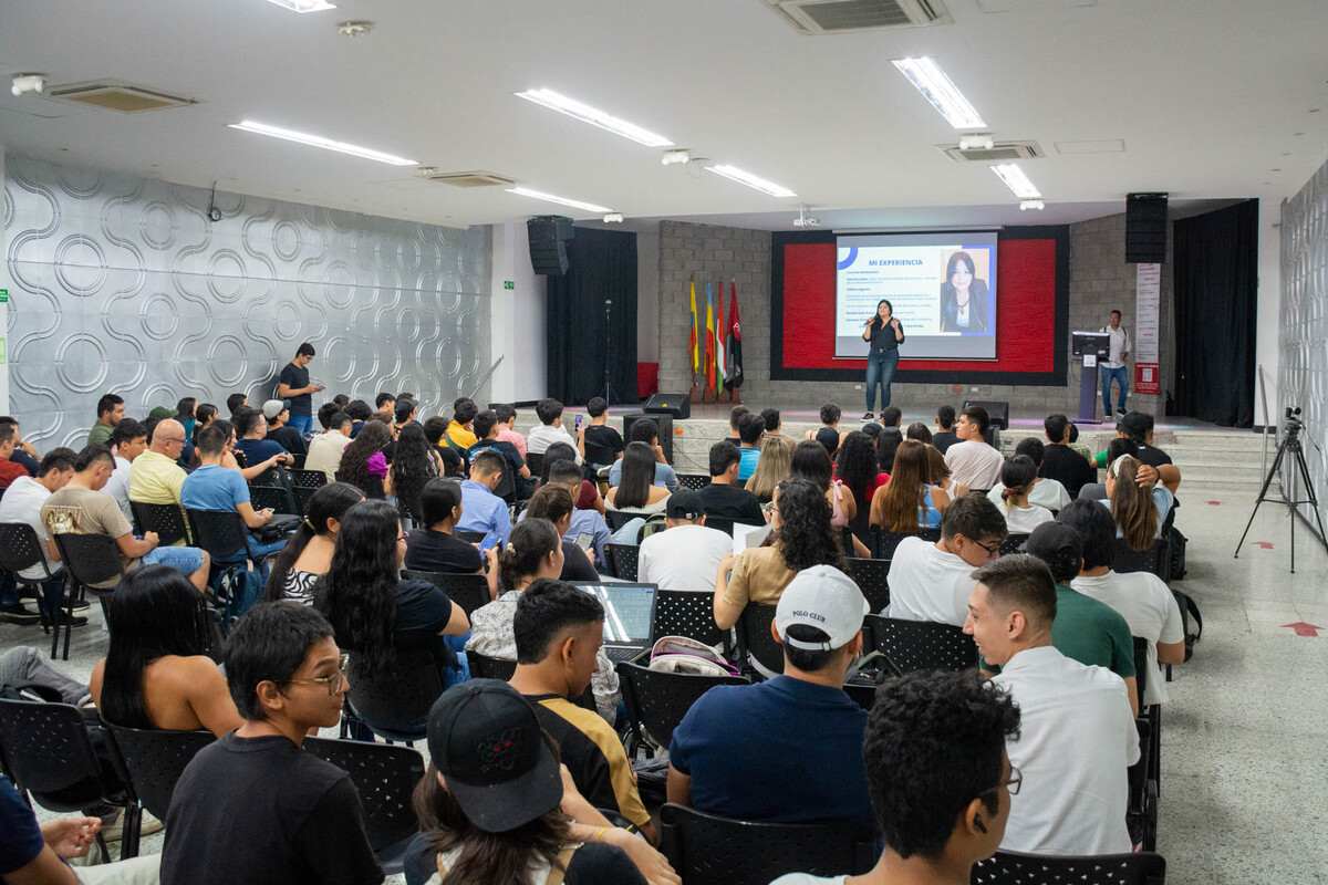 El auditorio principal durante la charla de Marketing y Redes sociales durante la Semana Universitaria 2024 llevada a cabo en la Universidad Piloto de Colombia, Seccional del Alto Magdalena, en Girardot.