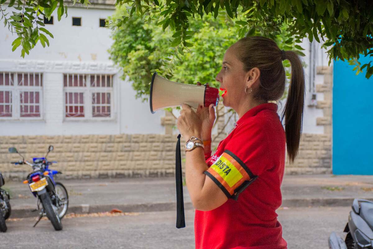 Alejandra Amórtegui Baquero, con un brazalete de brigadista, haciendo uso del megáfono para vender aborrajados. Durante el Simulacro Nacional de Evacuación por Sismo llevado a cabo en la Universidad Piloto de Colombia, Seccional del Alto Magdalena, en Girardot.