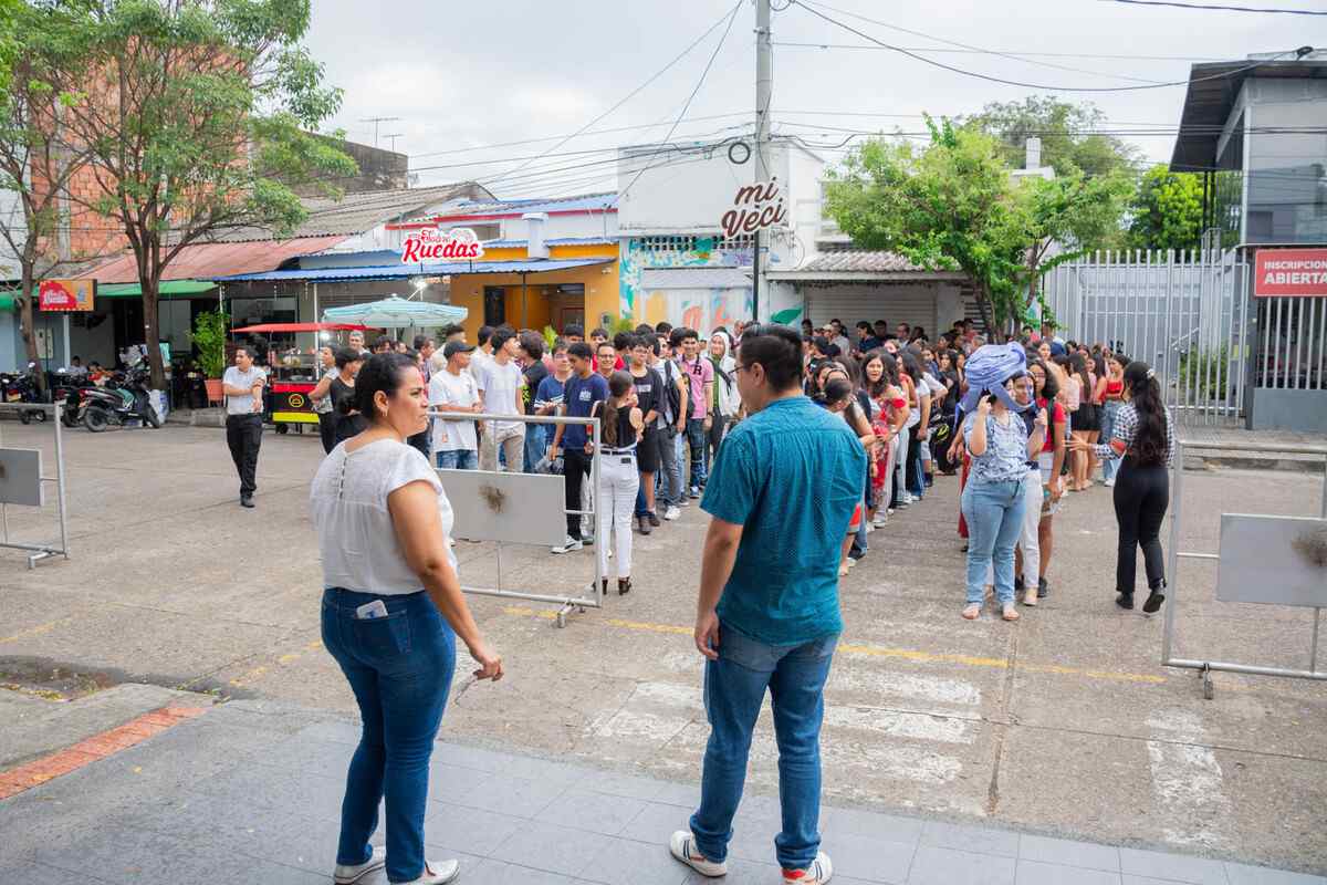 La comunidad UniPiloto organizada, en finales, en el punto de encuentro sobre la carretera principal. Durante el Simulacro Nacional de Evacuación por Sismo llevado a cabo en la Universidad Piloto de Colombia, Seccional del Alto Magdalena, en Girardot.