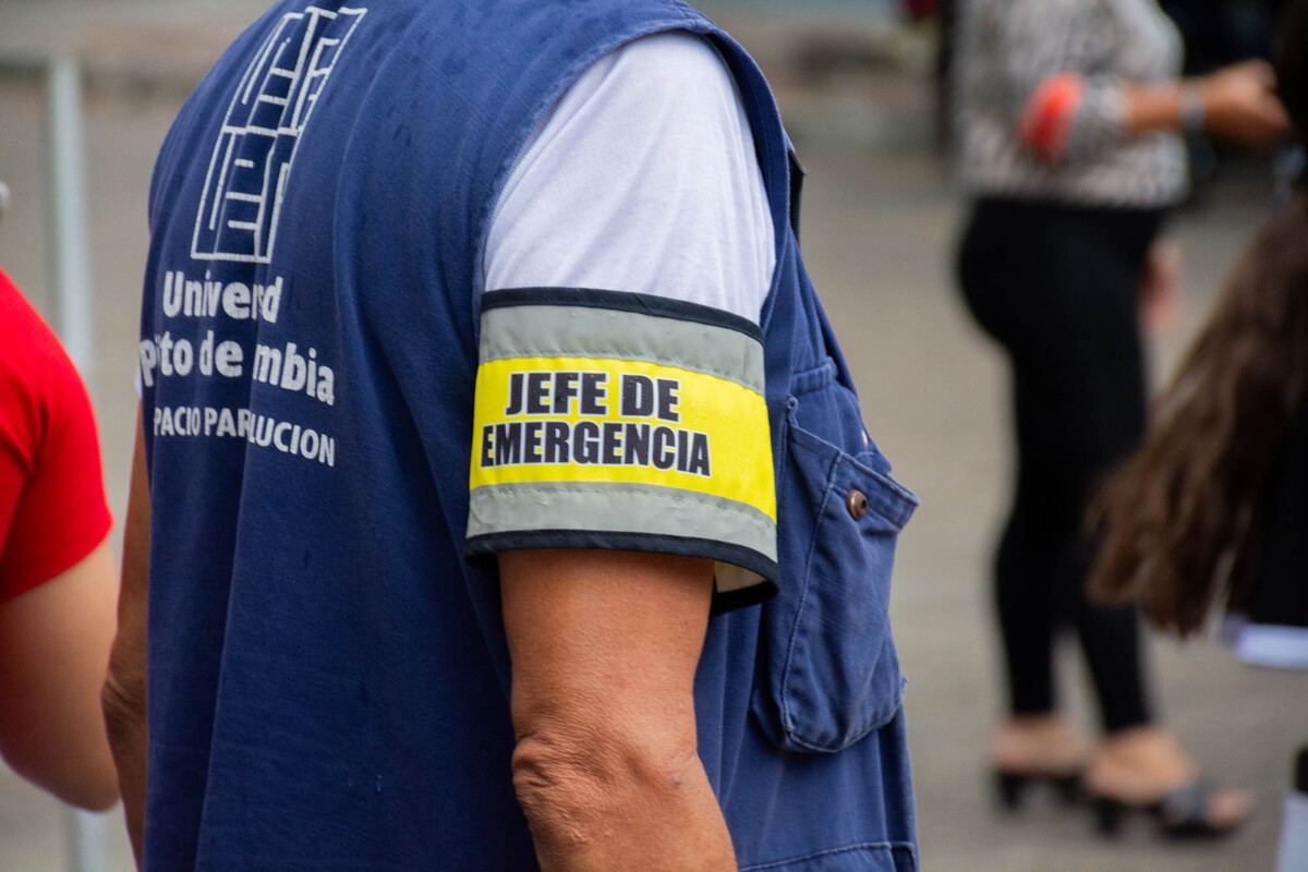 Una fotografía cercana de un brazalete que dice “Jefe de Emergencia” y está puesto sobre el brazo de uno de los líderes de brigada. Durante el Simulacro Nacional de Evacuación por Sismo llevado a cabo en la Universidad Piloto de Colombia, Seccional del Alto Magdalena, en Girardot.