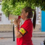 Alejandra Amórtegui Baquero, con un brazalete de brigadista, haciendo uso del megáfono para vender aborrajados. Durante el Simulacro Nacional de Evacuación por Sismo llevado a cabo en la Universidad Piloto de Colombia, Seccional del Alto Magdalena, en Girardot.