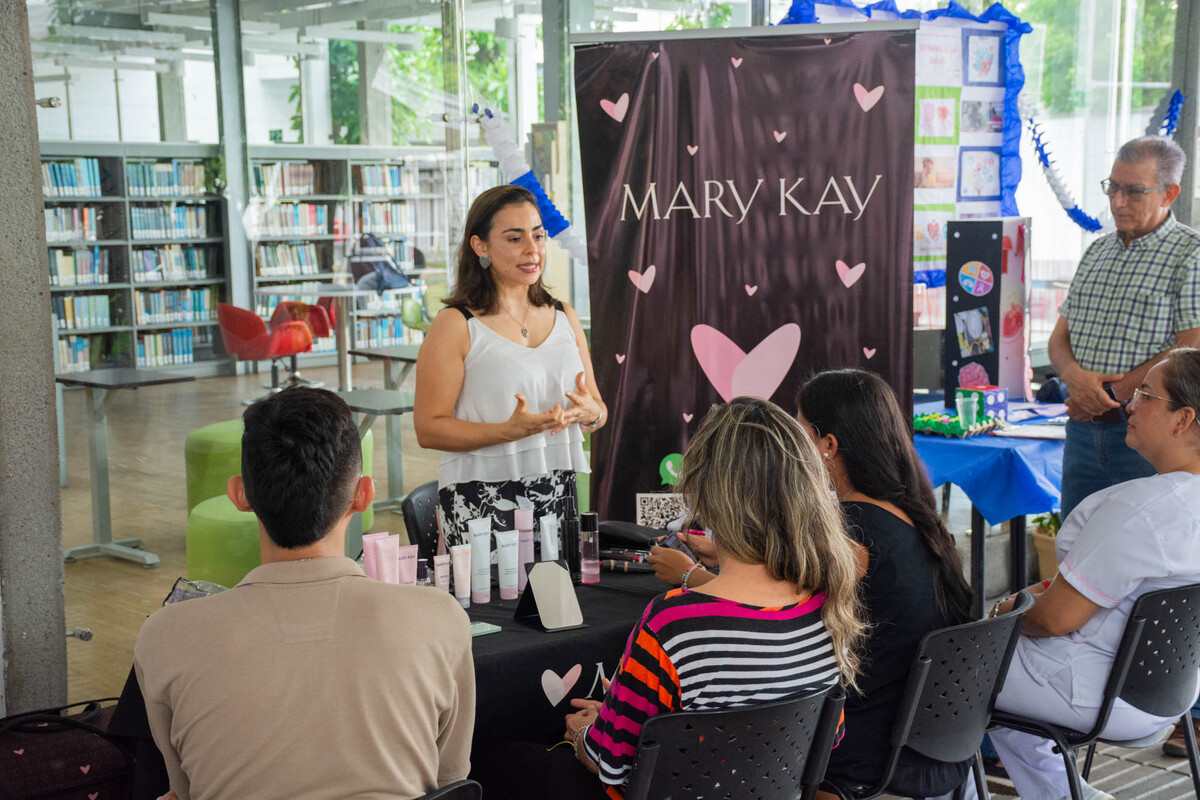 Stand de Mary Kay en la Semana de la Salud 2024 en la Universidad Piloto de Colombia, Girardot, brindando consejos sobre el cuidado de la piel.