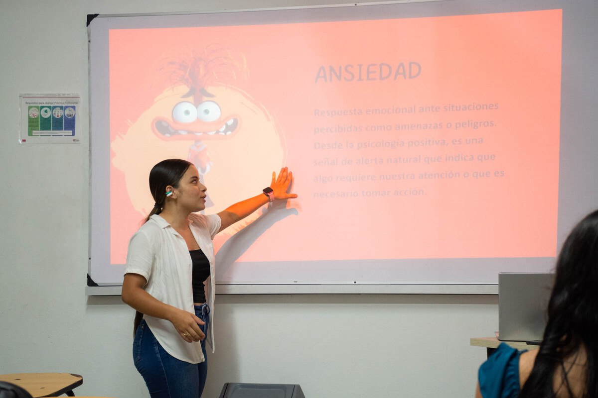 Estudiante lidera taller sobre las emociones del siglo XXI, abordando la ansiedad y depresión como fortaleza, en la Semana de la Salud 2024 de la Universidad Piloto de Colombia, Girardot.