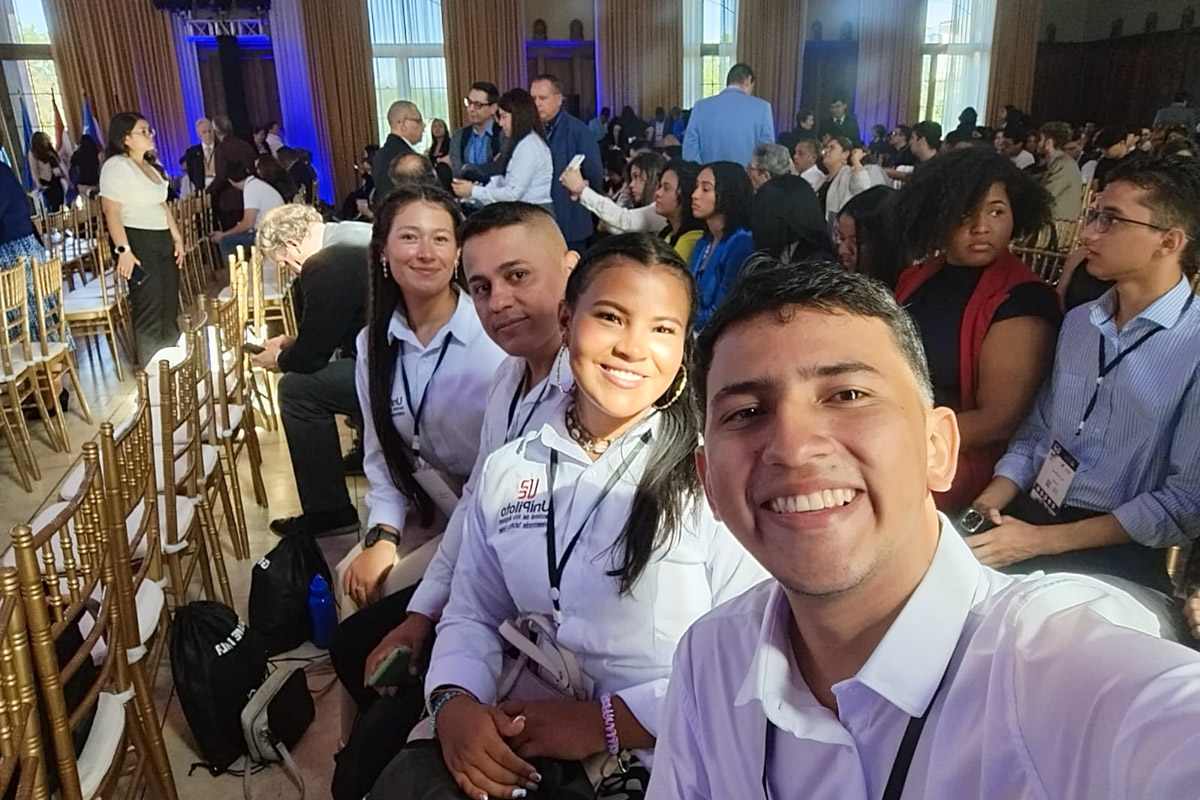 Estudiantes del programa de Administración Turística y Hotelera de la UniPiloto participando en el en el Congreso CONPEHT 2024 realizado en Guatemala.  