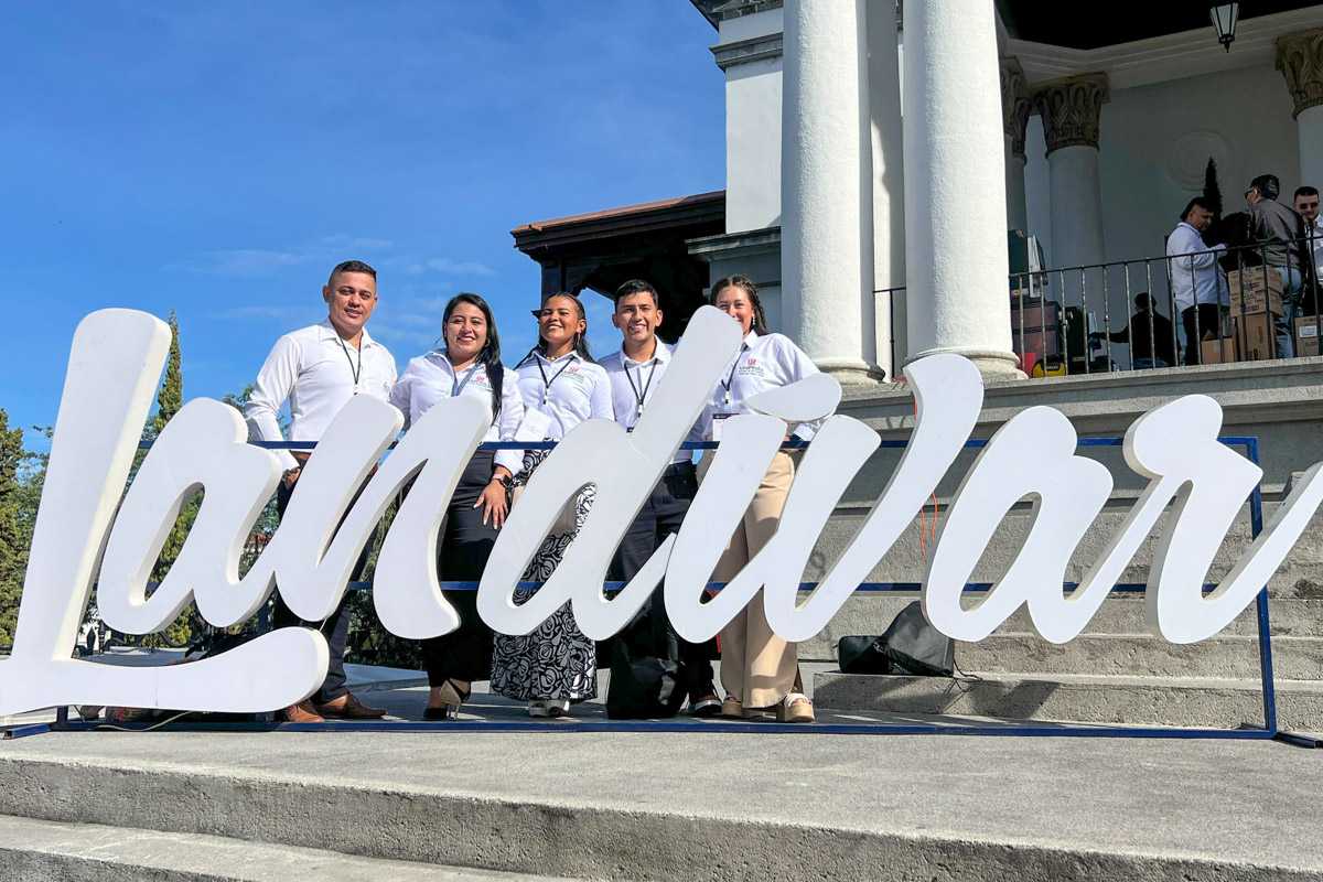 Estudiantes del programa de Administración Turística y Hotelera de la UniPiloto participando en el en el Congreso CONPEHT 2024 realizado en Guatemala.  