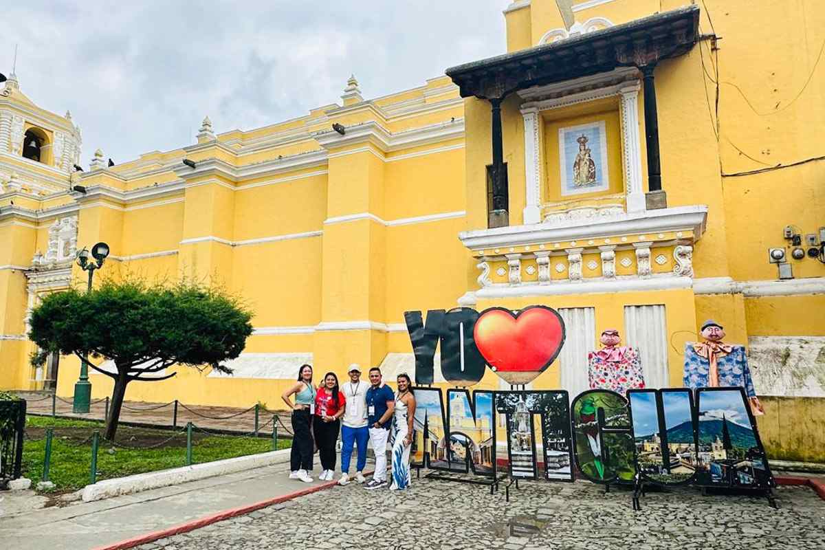 Estudiantes del programa de Administración Turística y Hotelera de la UniPiloto participando en el en el Congreso CONPEHT 2024 realizado en Guatemala.  