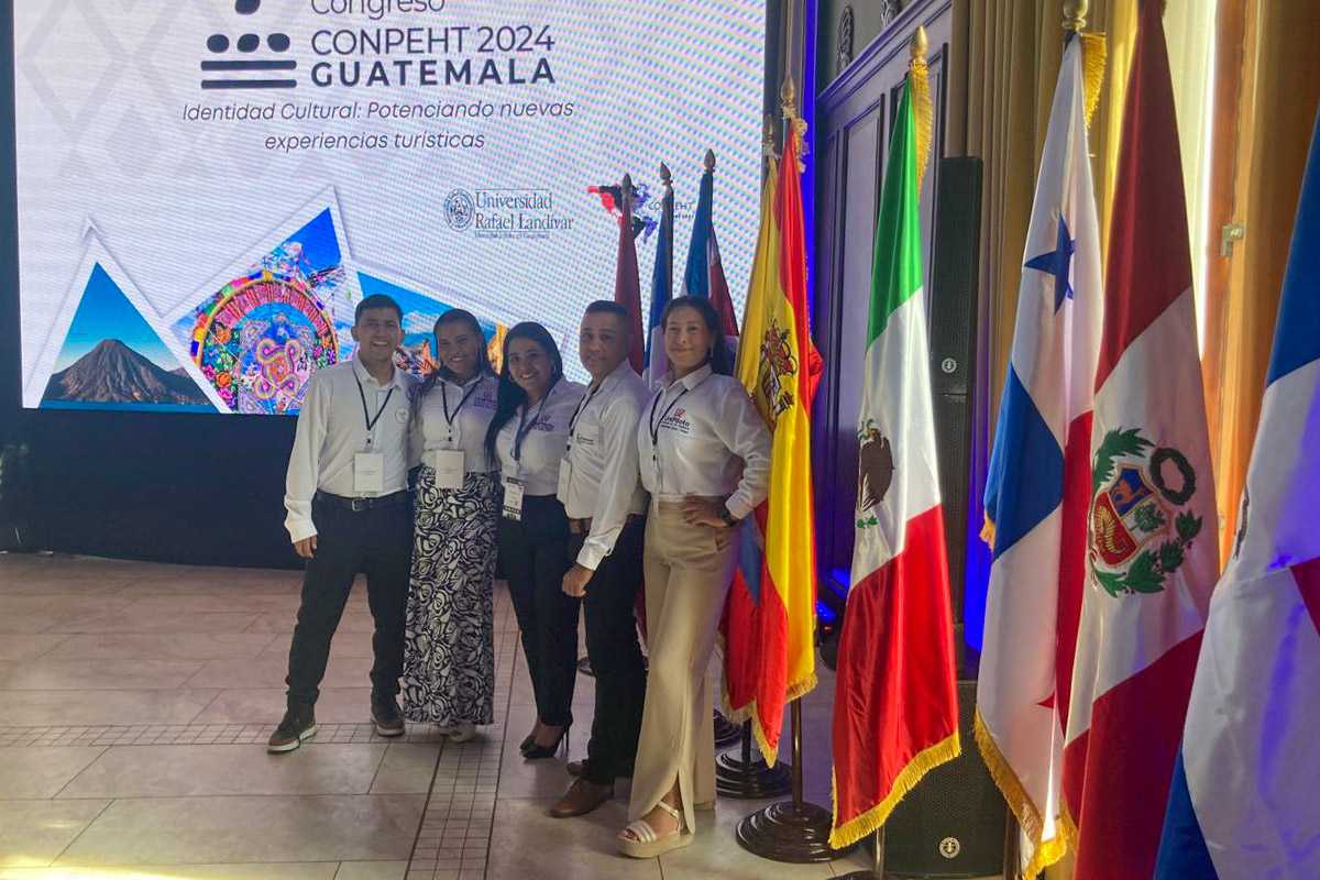 Estudiantes del programa de Administración Turística y Hotelera de la UniPiloto participando en el en el Congreso CONPEHT 2024 realizado en Guatemala.  