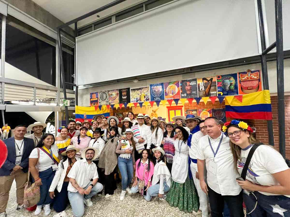 Estudiantes del programa de Administración Turística y Hotelera de la UniPiloto participando en el en el Congreso CONPEHT 2024 realizado en Guatemala.  