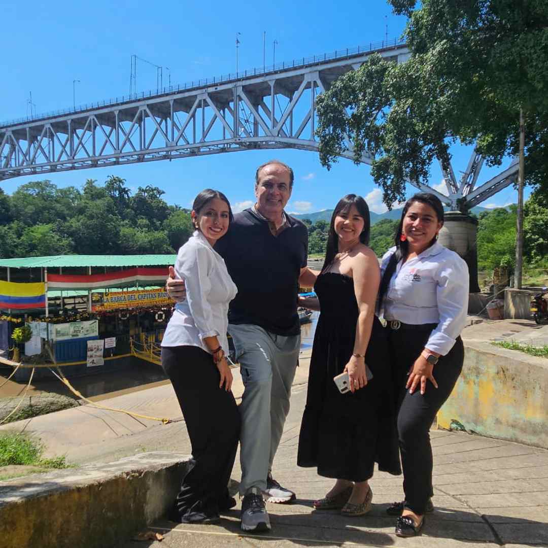 Dr. Luiz Alexandre Lellis Mees, destacado investigador brasileño en city6tour con docentes de los programas de Administración Turística y Hotelera y Administración Logística.