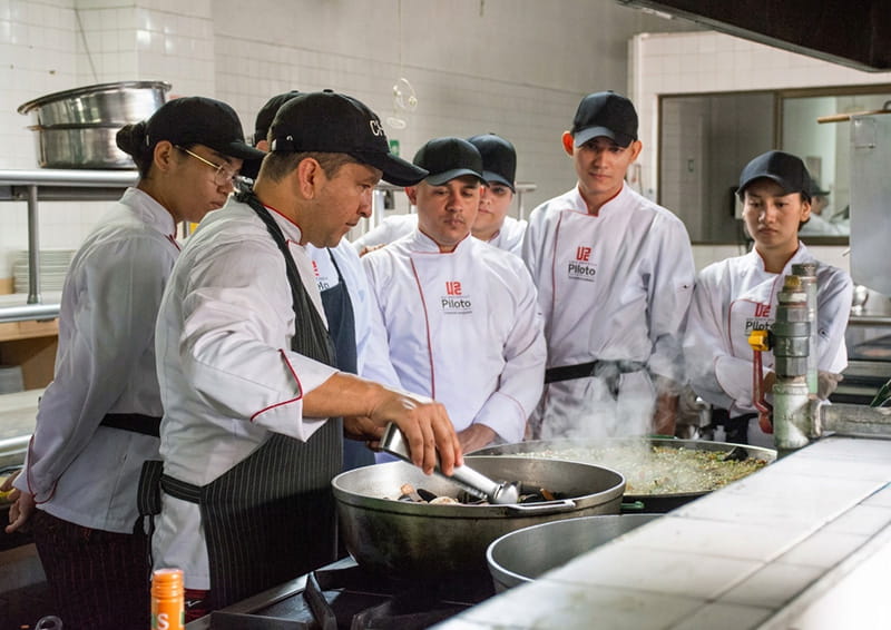Estudiantes de Administración Turística y Hotelera de la Universidad Piloto de Colombia en una clase práctica del laboratorio de Operación de Servicios de Alimentos y Bebidas, realizada en la cocina industrial de un hotel aliado en la región del Alto Magdalena