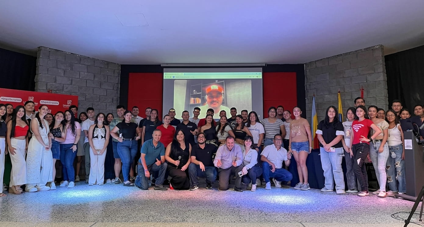 Estudiantes y docentes del programa de Administración Logística de la Universidad Piloto de Colombia en Girardot reunidos durante el conversatorio virtual Logística en Acción, Experiencias que Transforman con el sector externo